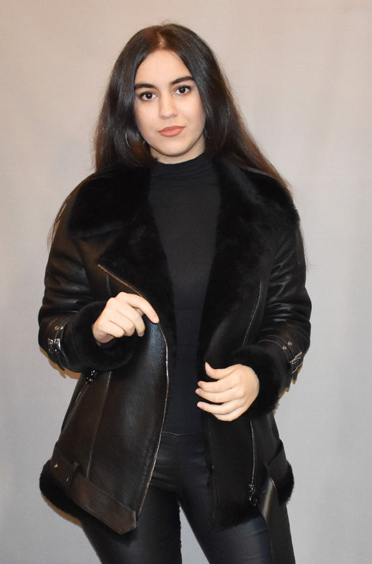 Luxuriöse Damen-Lammfelljacke in Schwarz