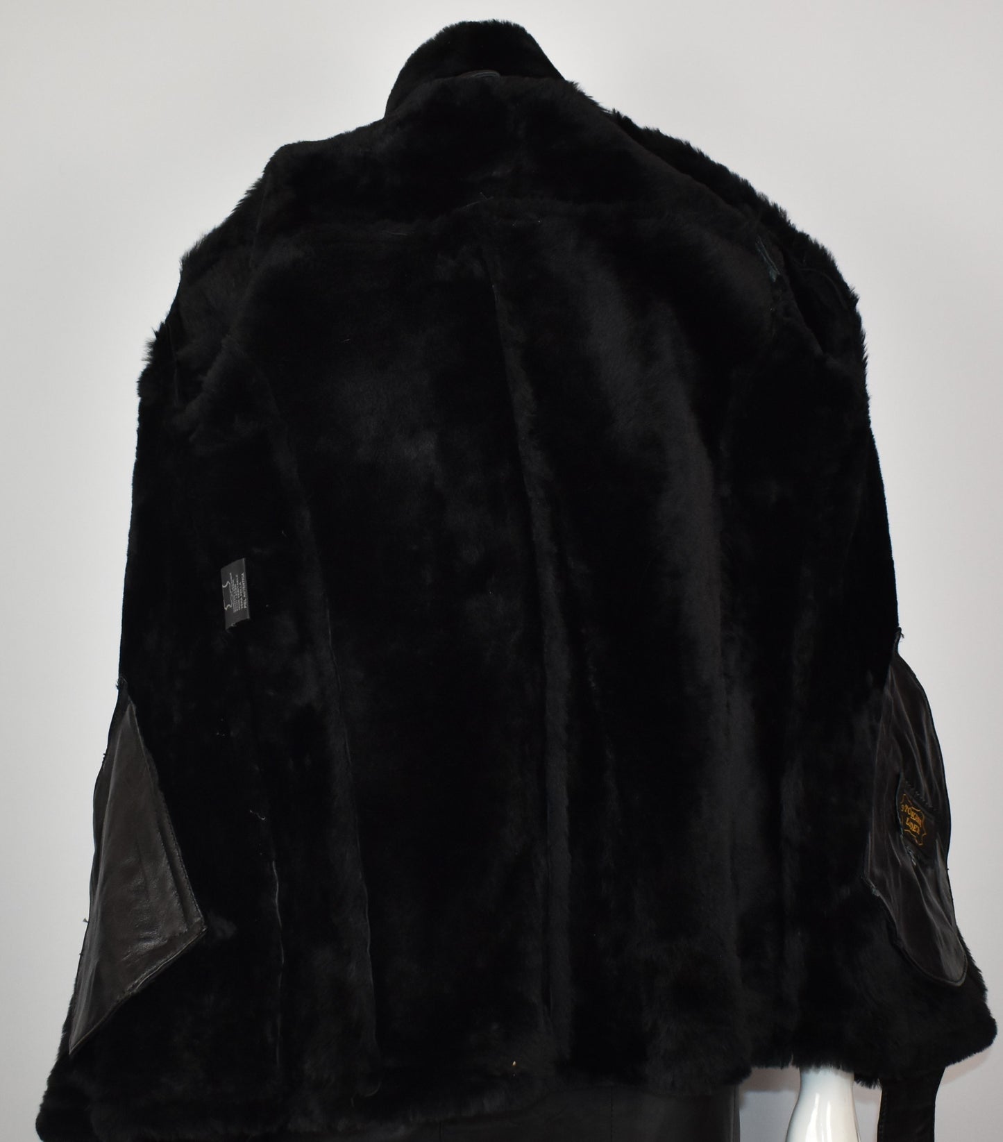 Luxuriöse Damen-Lammfelljacke in Schwarz